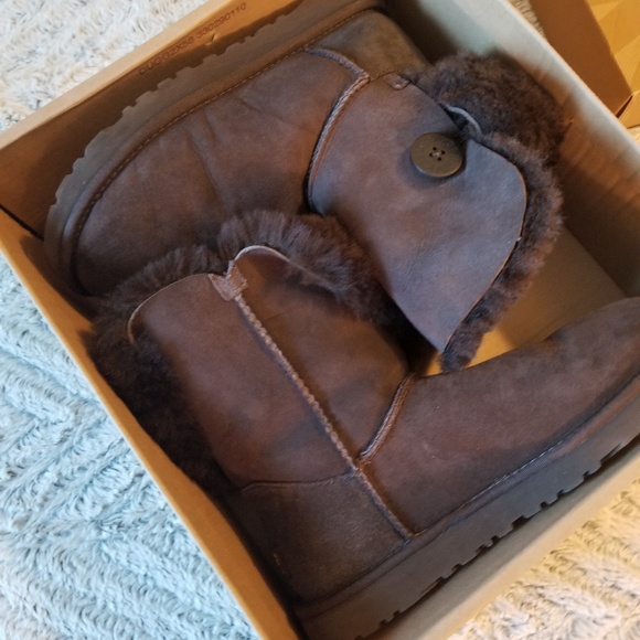 Uggs size 8 - Picture 4 of 5